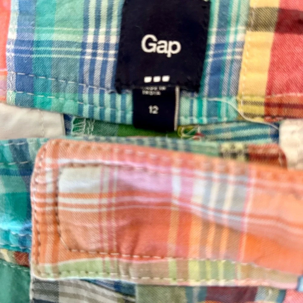 GAP Plaid Cargo Shorts Vibrant Summer Style - Picture 3 of 3